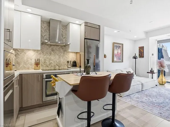 5220 Dundas St Unit D211, Burlington, ON L7L 0J4