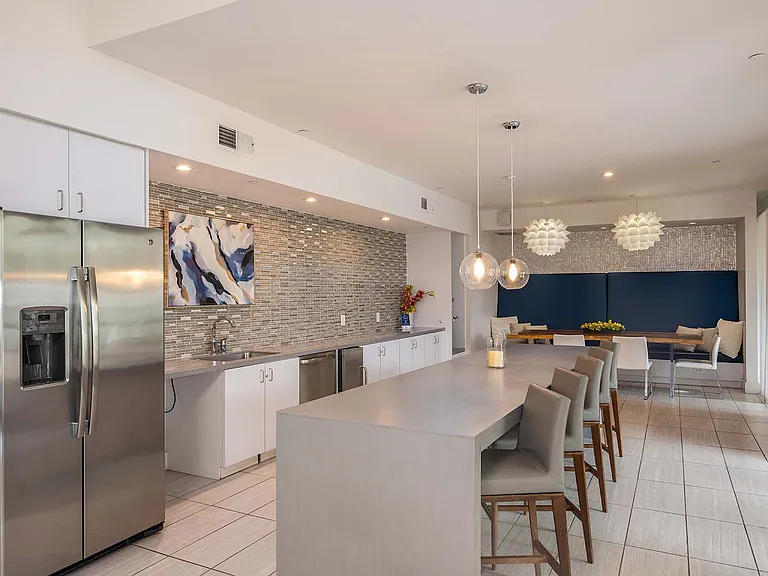 Nine12 Gateway Apartments — Photo 11