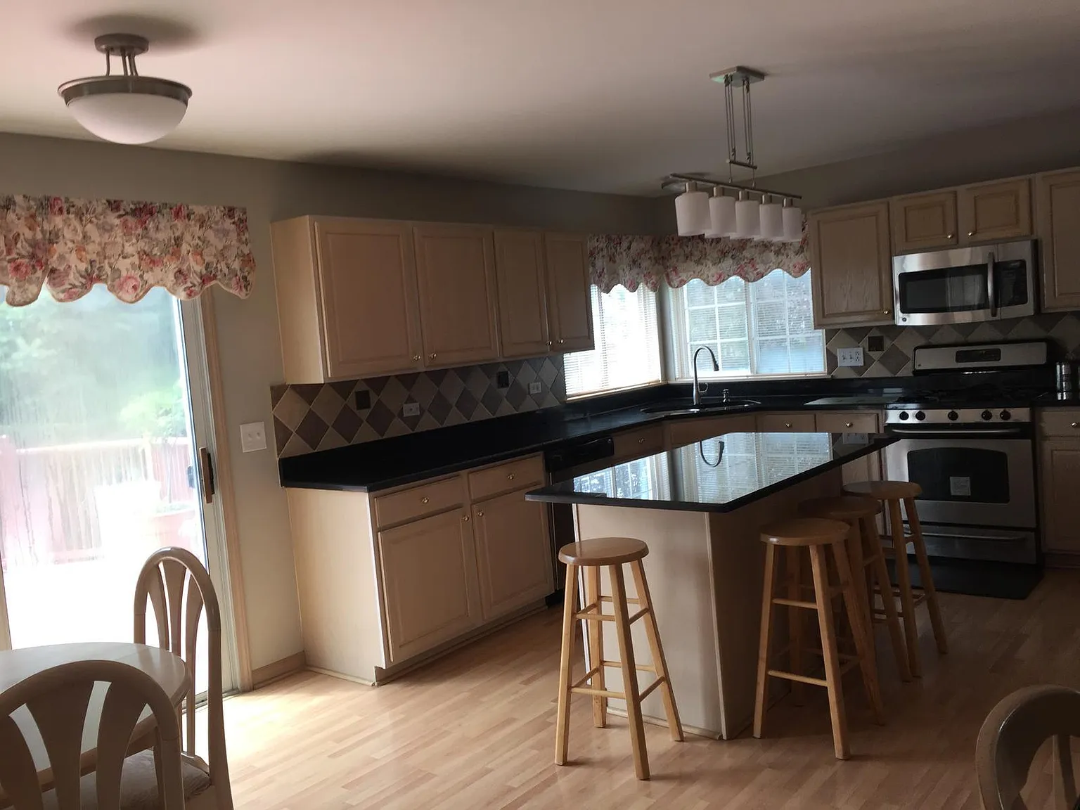 4 bed, 2350 sqft, $3,250 — Photo 4