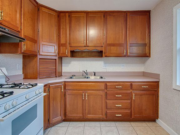 3rd image of 2637 SE Colorado Ave