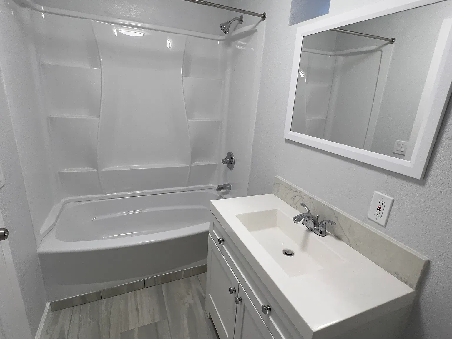 2 bed, 850 sqft, $1,900 — Photo 2