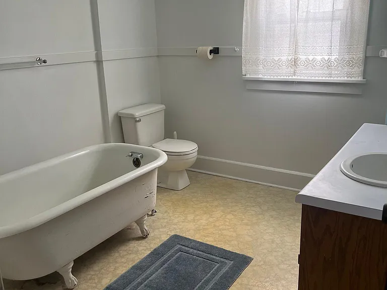 1115 S Seneca Ave — Photo 8