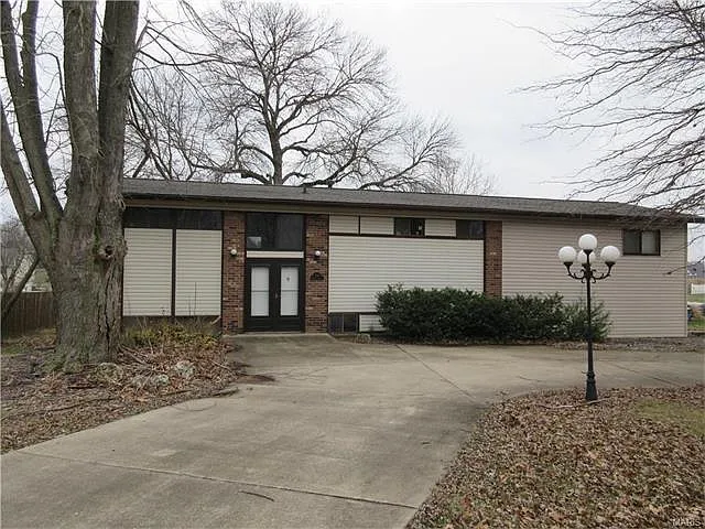 709 Riviera Cir photo 1