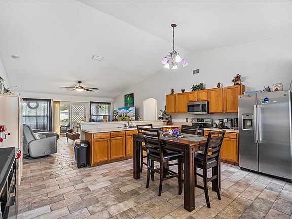 3rd image of 132 SW Carter Avenue