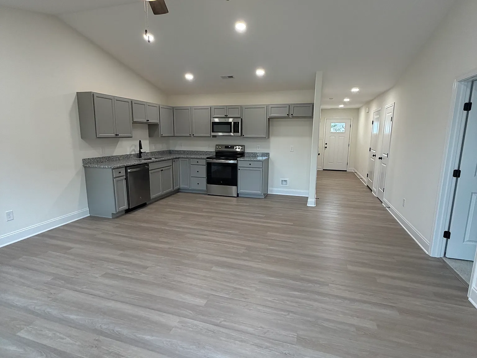 2 bed, 1000 sqft, $1,950 — Photo 2
