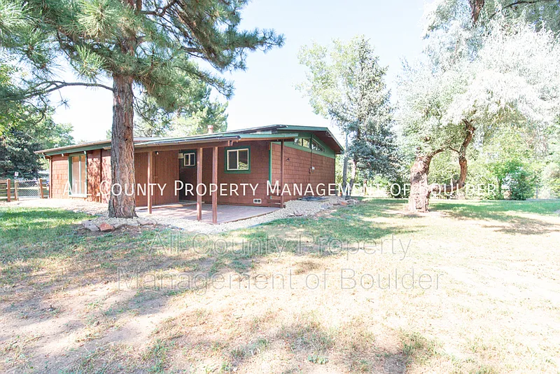 3 bed, 1.0 bath, 1307 sqft, $3,200 — Photo 2