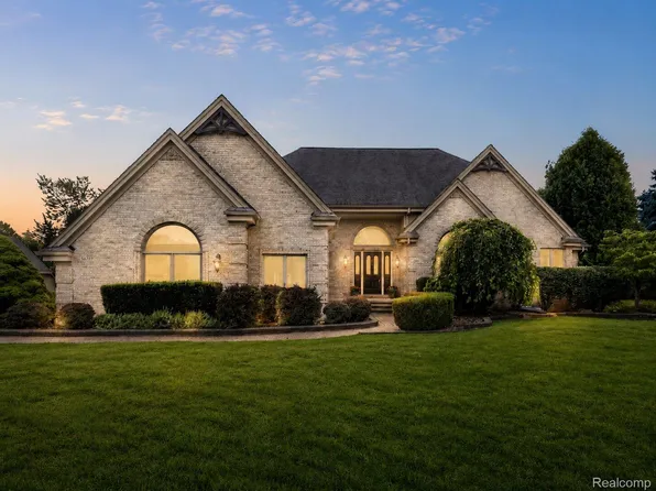 56769 McKenzi Ln, South Lyon, MI 48178