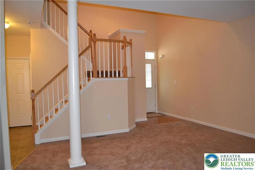 3 bed, 2.5 bath, 1716 sqft, $2,599 — Photo 3