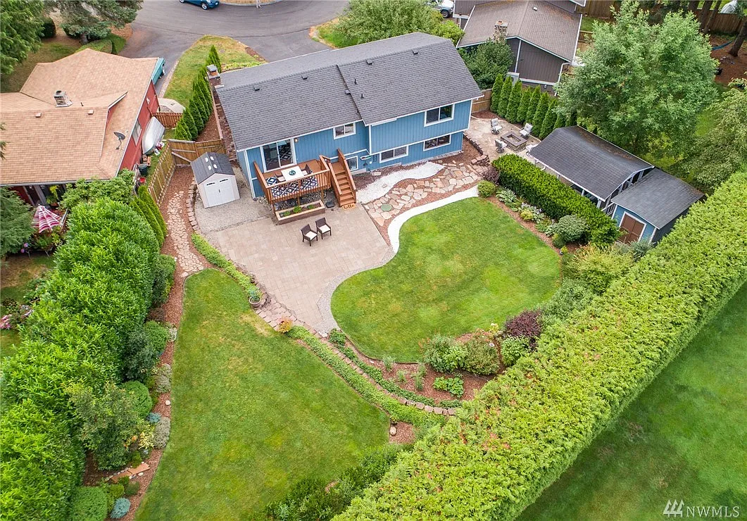 415 222nd Ave NE photo 1