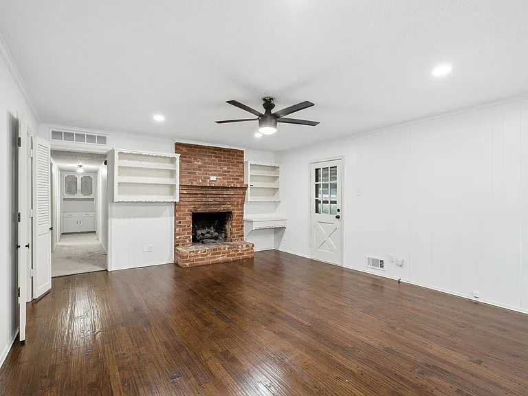 910 Worcester Ln — Photo 3