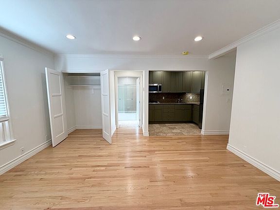 3rd image of 204 S Reeves Dr