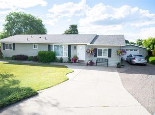 1004 Coach Ct, Grandview, WA 98930