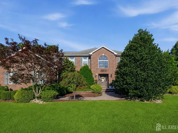 2 Butternut Ln, Monroe Township, NJ 08831