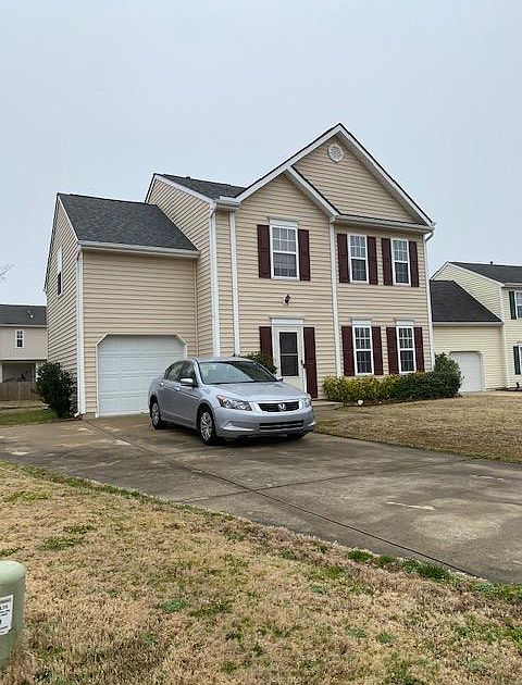 Front yard with 1 car garage and ample parking space on street and driveway