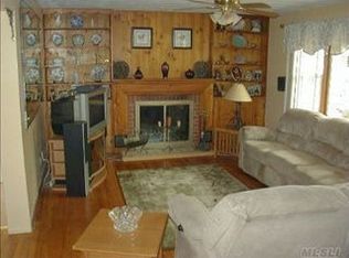 74 Newark St, Lindenhurst, NY 11757