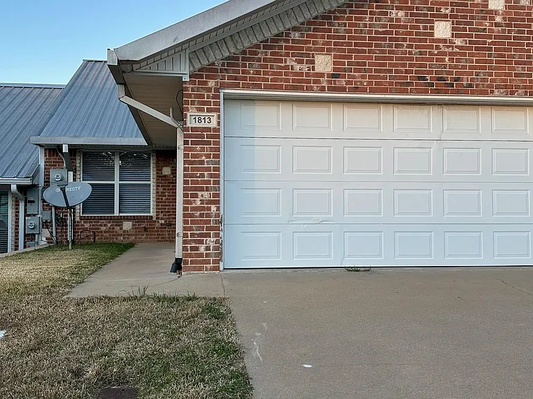 1813 Riverstone Ln — Photo 2