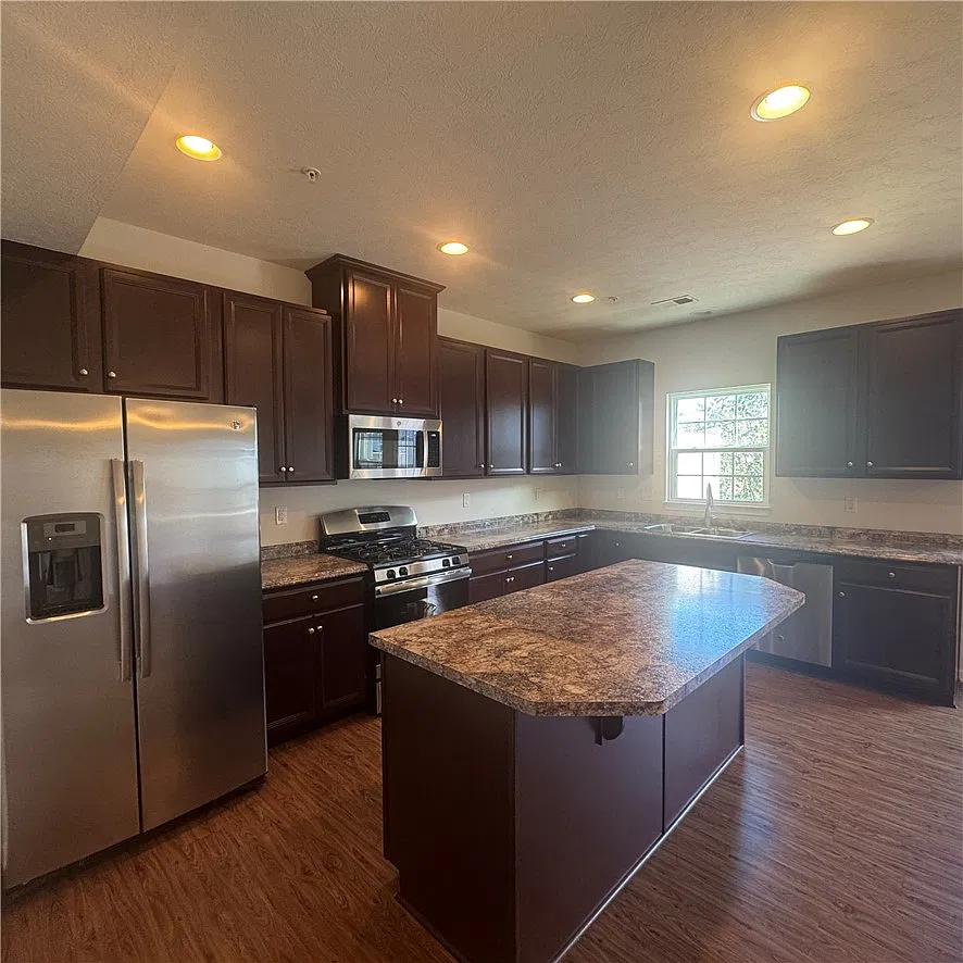 3 bed, 2.5 bath, 2088 sqft, $2,700 — Photo 4