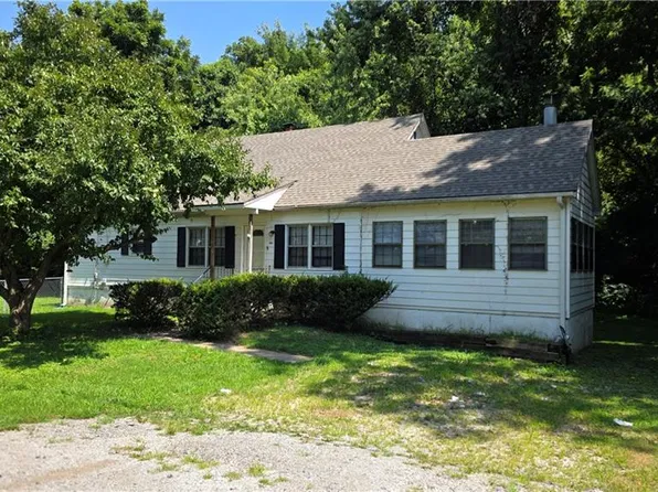 4701 NW Green Hills Rd, Riverside, MO 64150