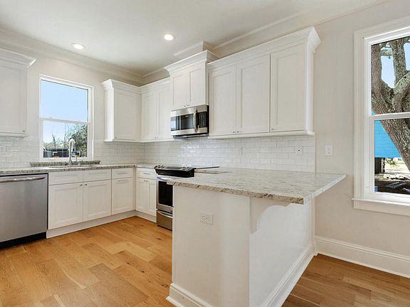 4th image of 216 Oak Gardens Ave