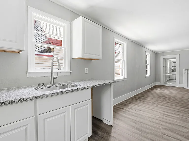925 Elm St — Photo 17