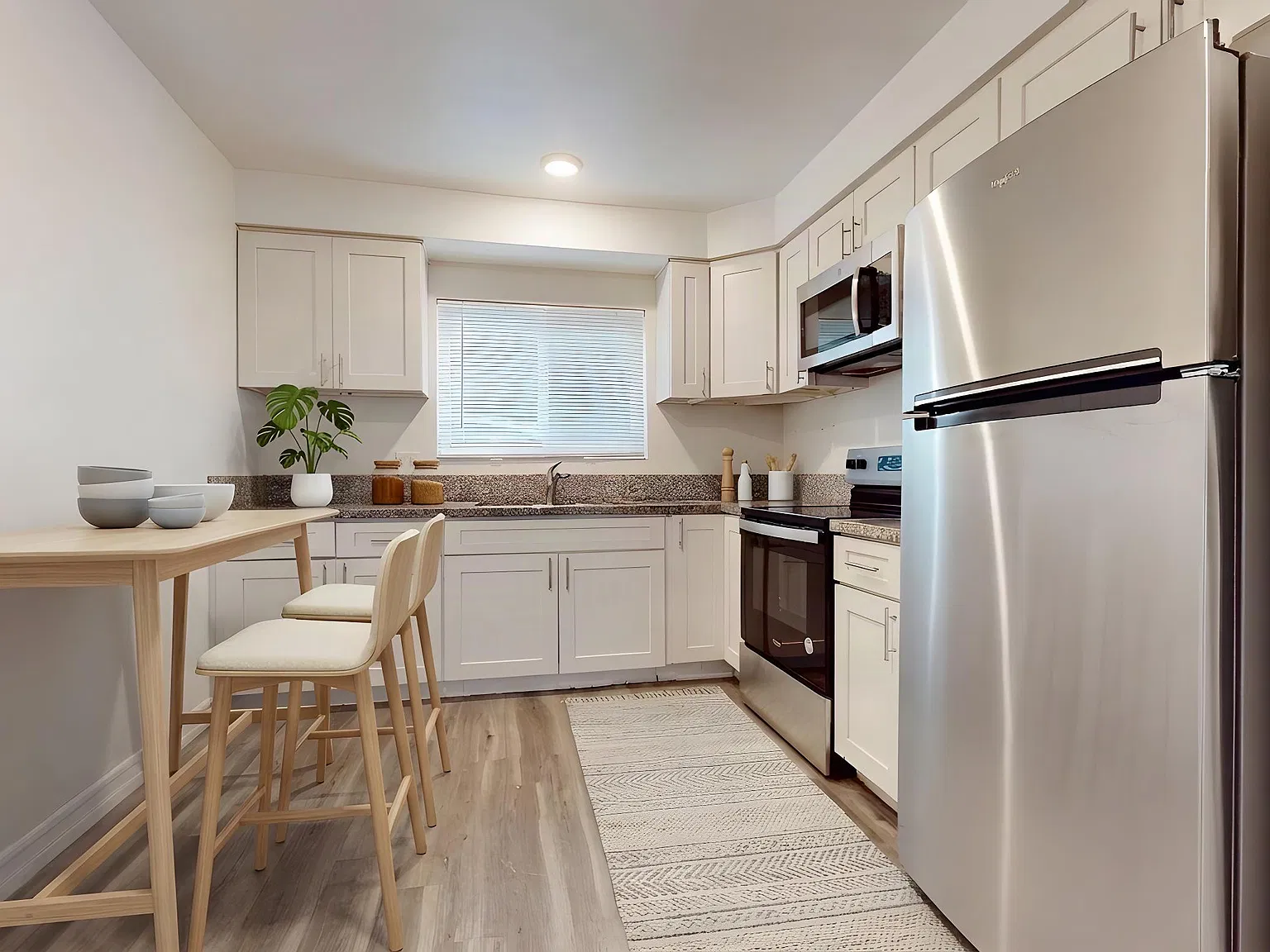 1835 Pine Ave — Photo 3