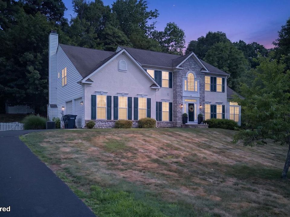 1st image of 40 Robins Nest Ln