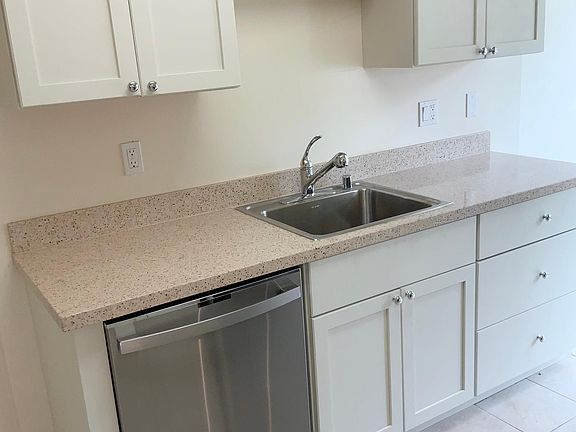 5th image of 742B Portola St