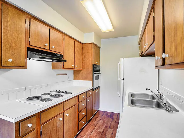 Royal Gardens Apartments — Photo 11