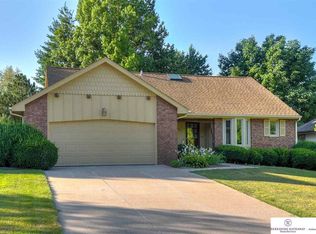 15927 Nottingham Dr, Omaha, NE 68118