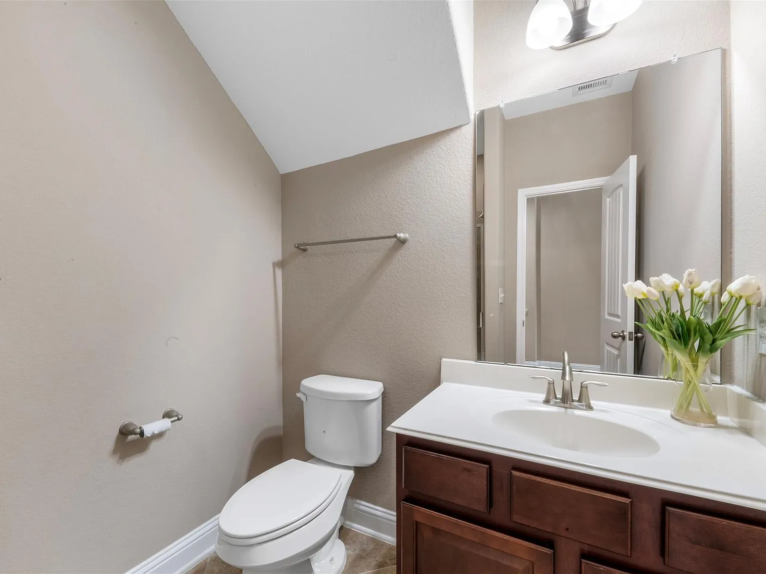 4 bed, 3.0 bath, 2370 sqft, $2,600 — Photo 4