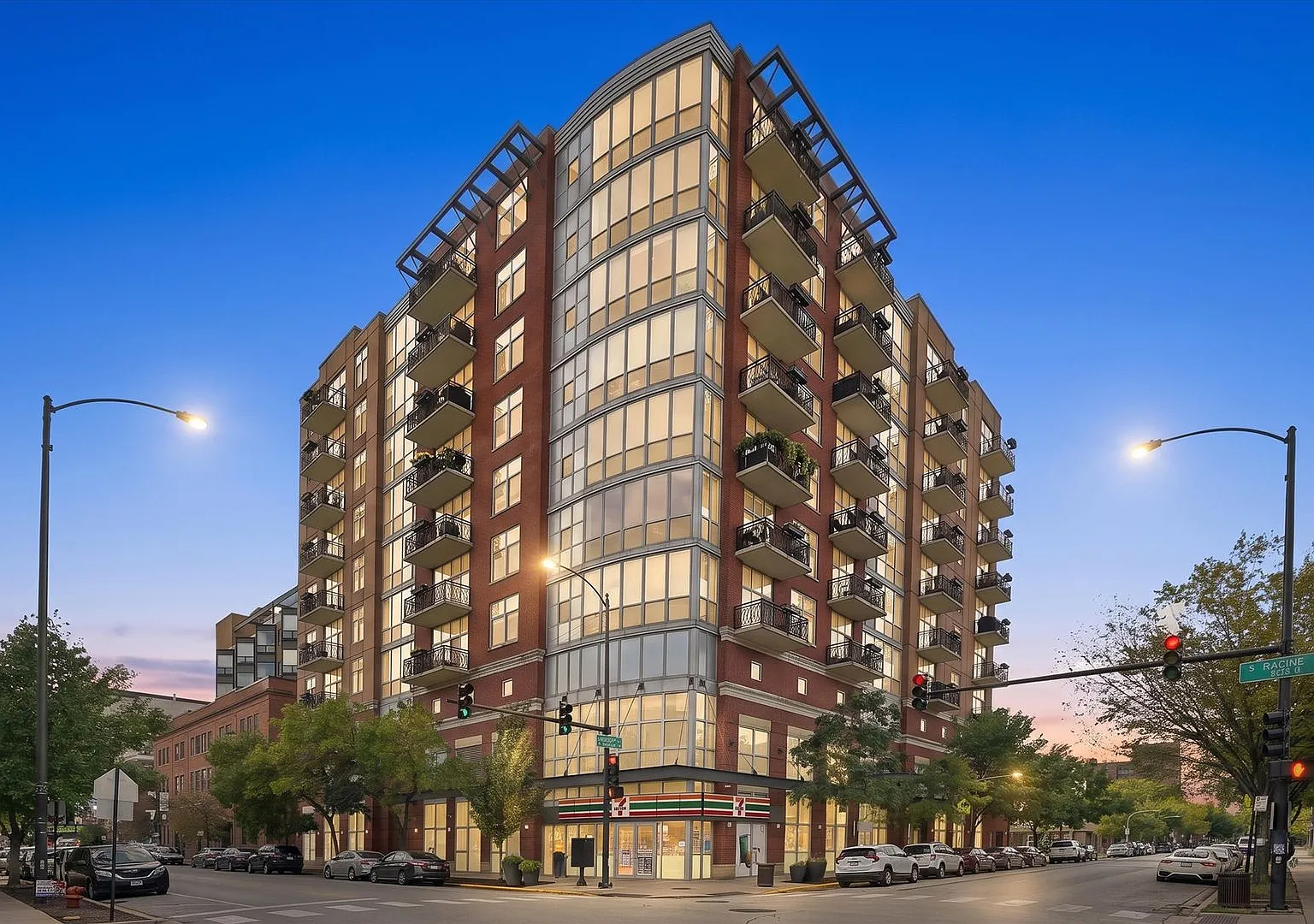 Stunning 2bd/1bth Corner Unit! — Photo 1