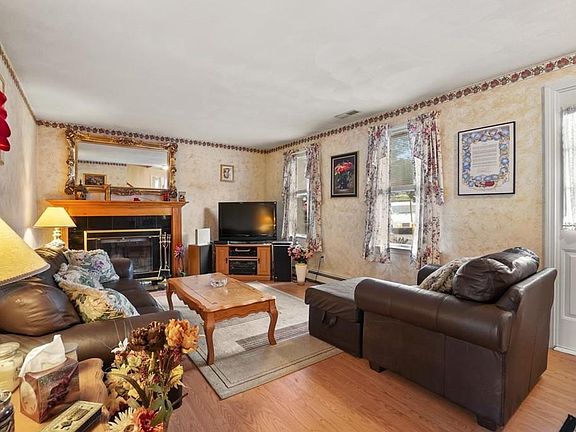 2nd image of 47 Mary Ellen Dr