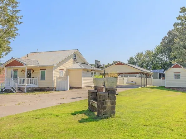 622 W Market St, Chatsworth, GA 30705