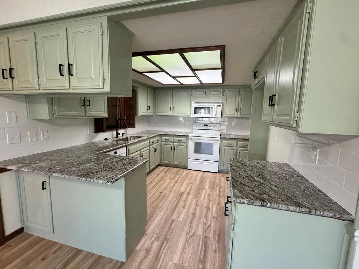 Stunning and spacious 3 bedroom 2 bath duplex in NW Okc, close to everything! Brand new paint, gr... — Photo 4