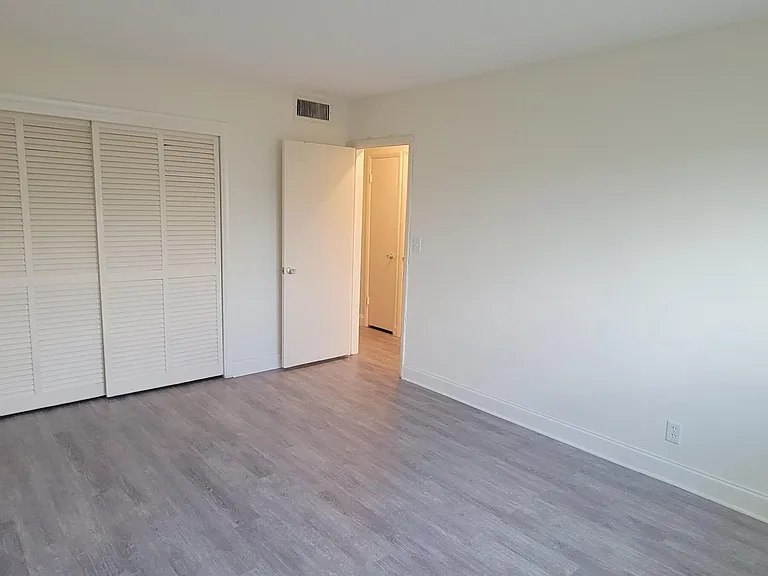 2110 NE 39th St #3B — Photo 10