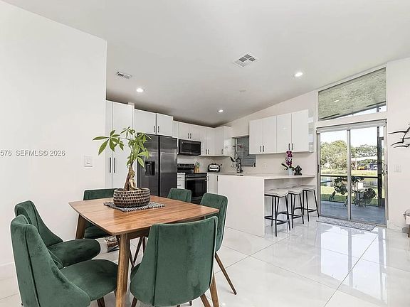 3rd image of 518 Woodgate Cir