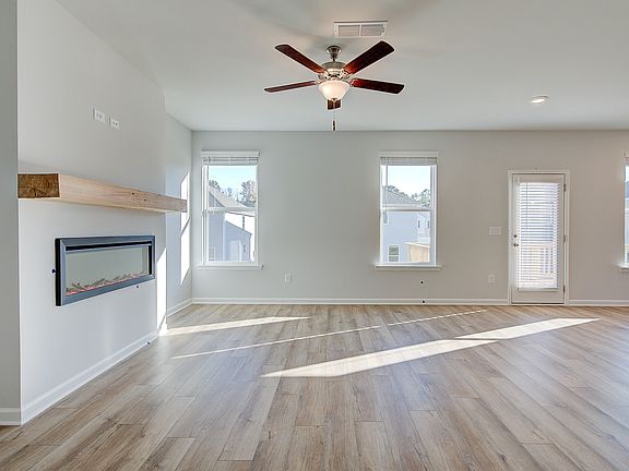 3rd image of 13 Camellia Dr