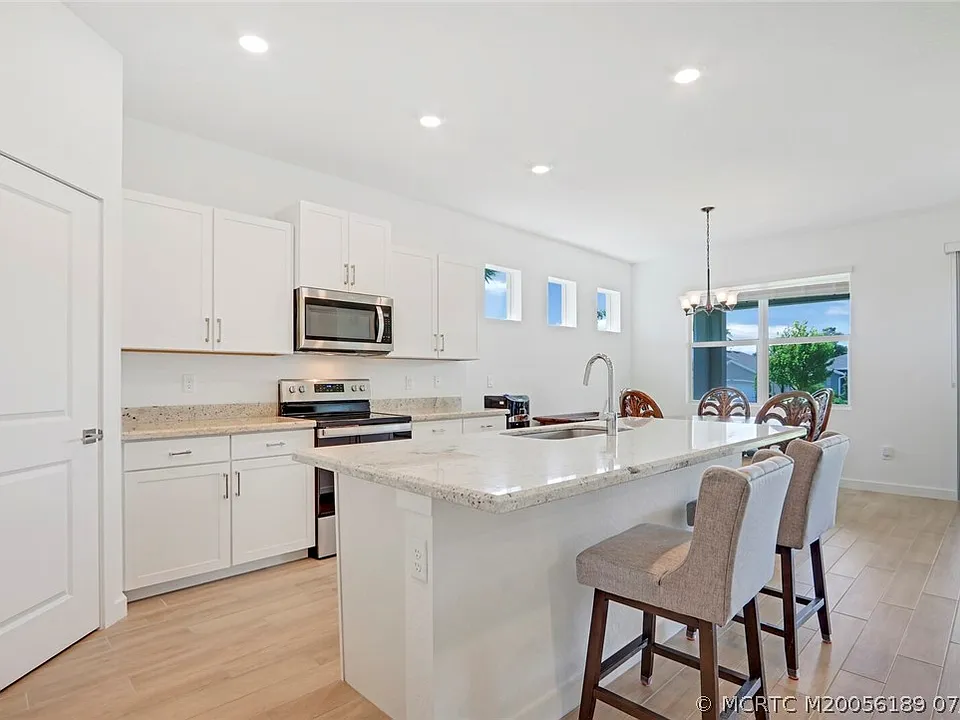 1630 NE Skyhigh Ter