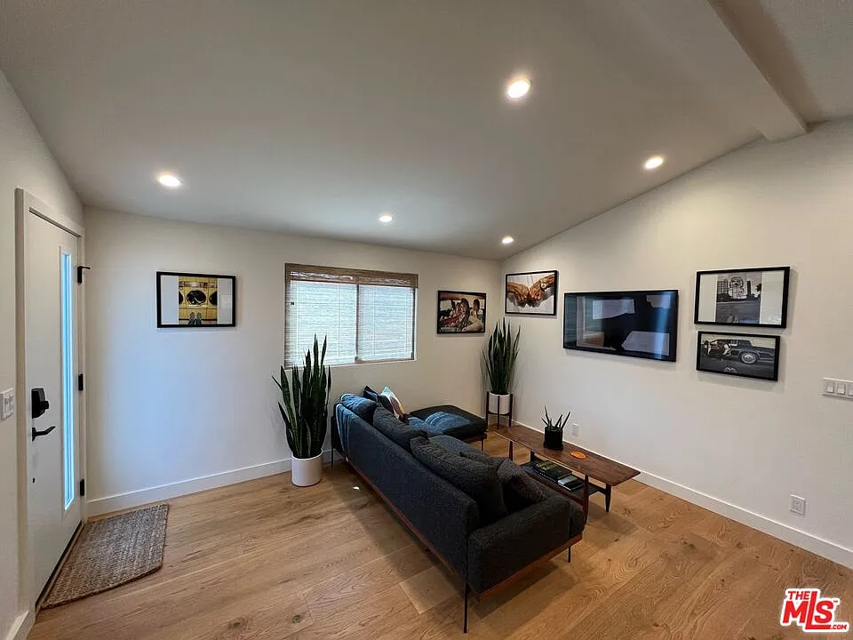 1 bed, 1.0 bath, 500 sqft, $3,200 — Photo 2