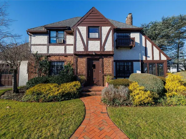 16 Fonda Road, Rockville Centre, NY 11570