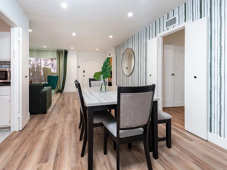 307 S La Peer Dr — Photo 6