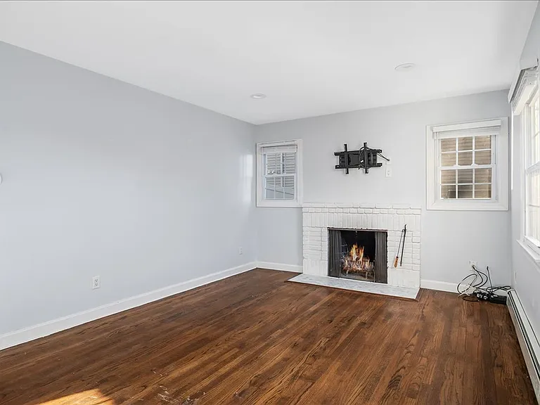 46 Upland Ave — Photo 5