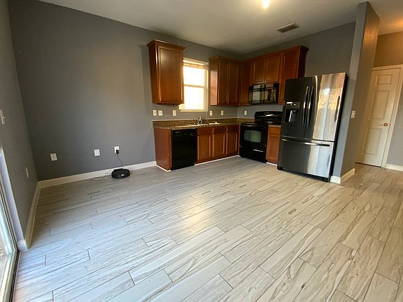 4th image of 2211 Mission Cir