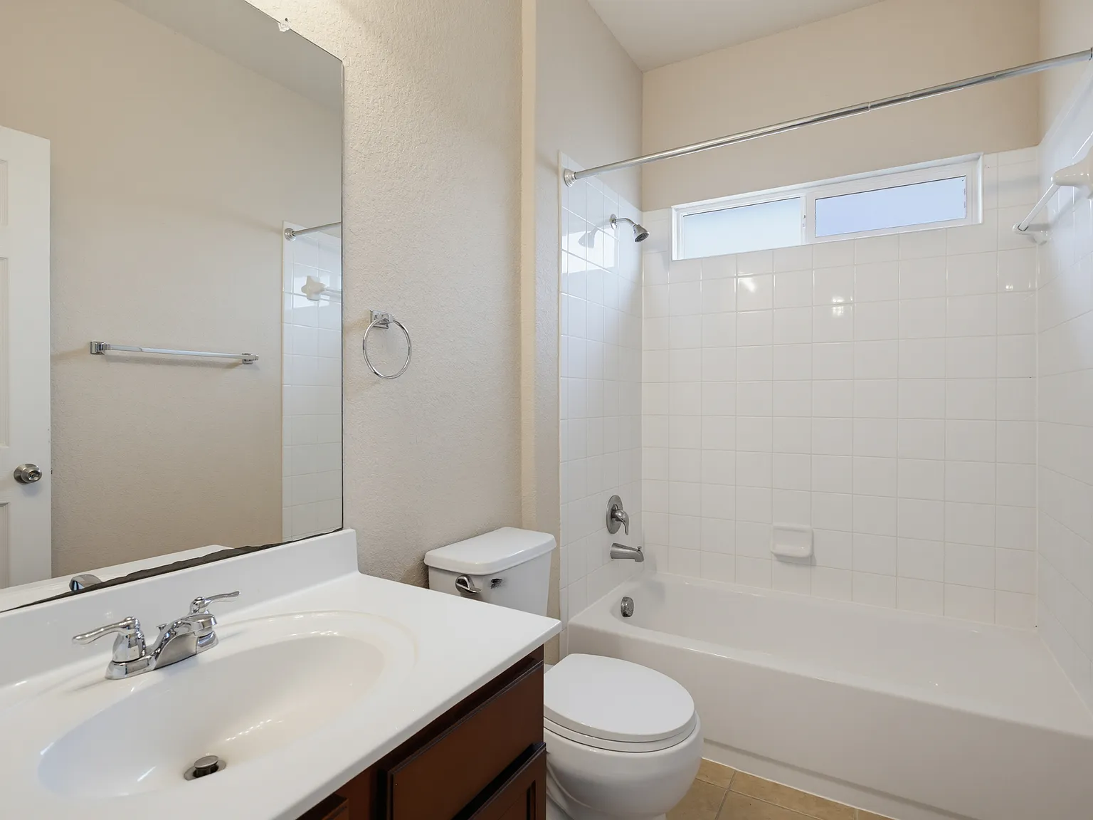 3 bed, 2.5 bath, 2365 sqft, $2,200 — Photo 4