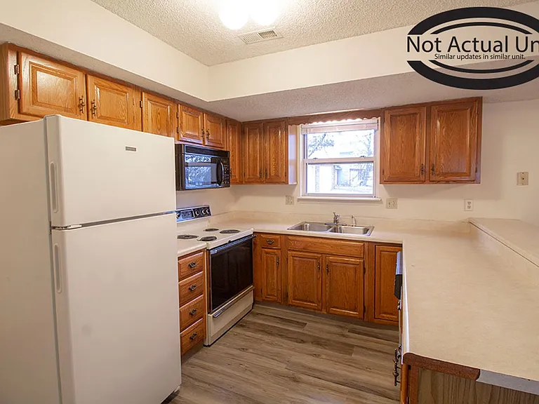 1904 Mirtle Grove Ct — Photo 8