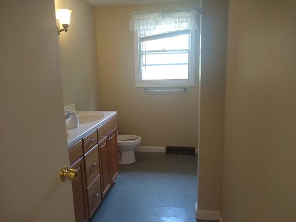 4th image of 35 Melissa Dr