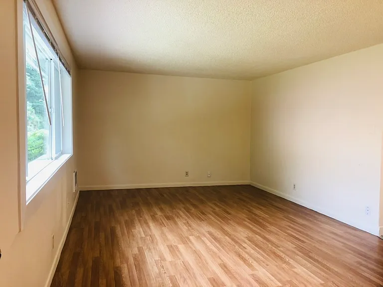 13121 SE Division St — Photo 11