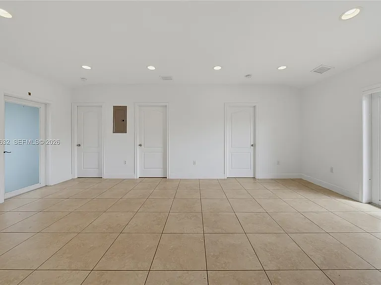 7515 NW South River Dr — Photo 5