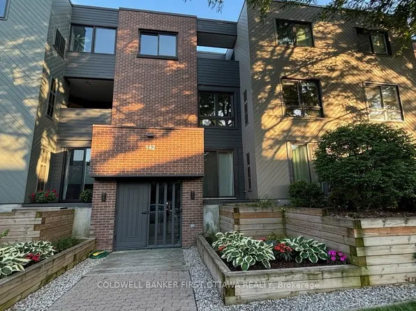 142 Waverley St #1A, Ottawa, ON K2P 0V4