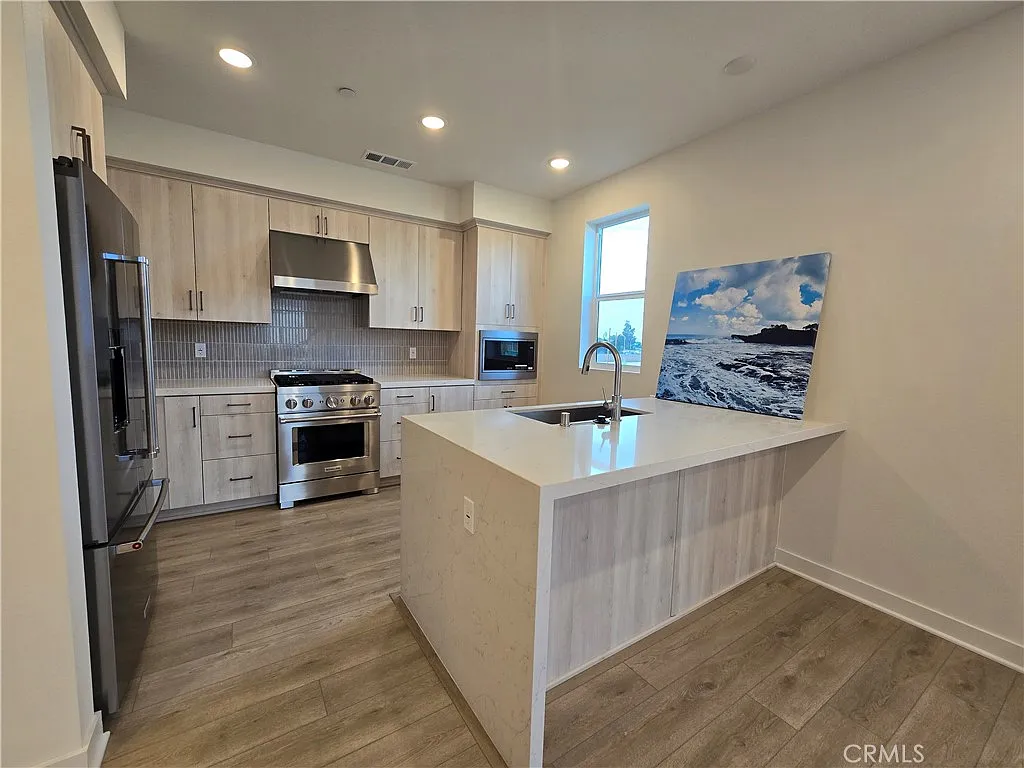 2 bed, 2.5 bath, 1371 sqft, $3,950 — Photo 3